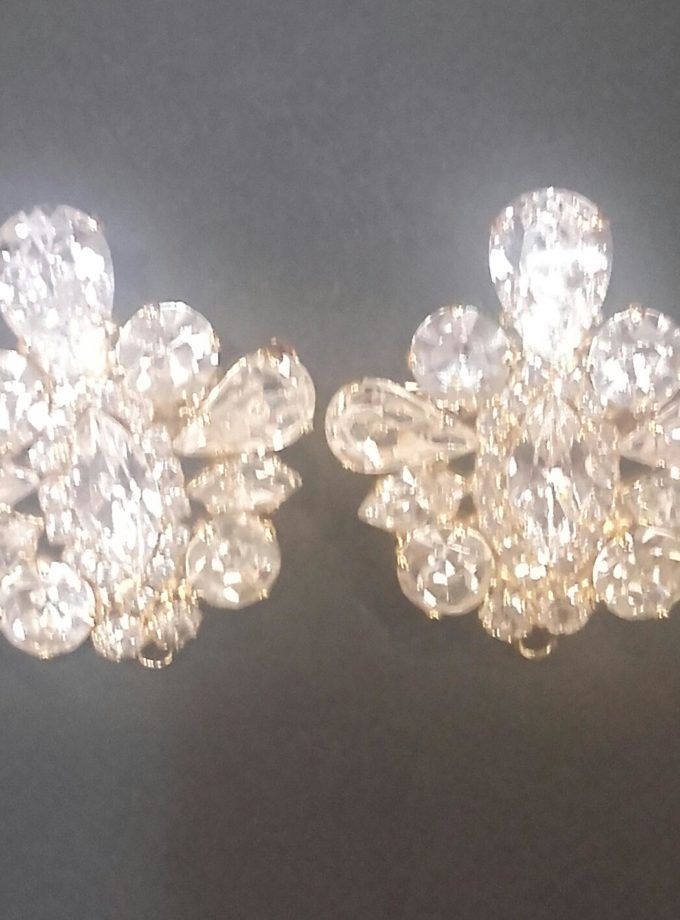 Conjunto de broches dorado y cristal