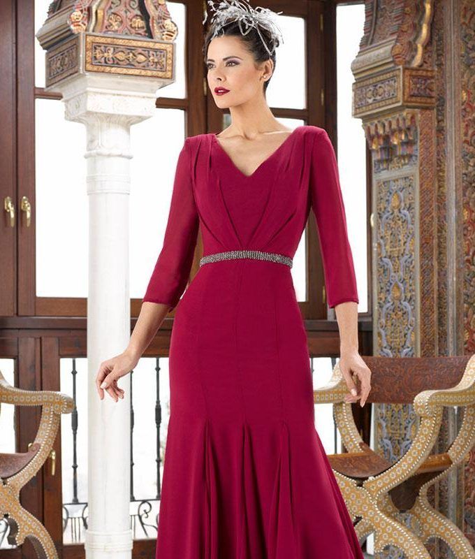 Vestido gasa burdeos con drapeado en el pecho y godets en la falda