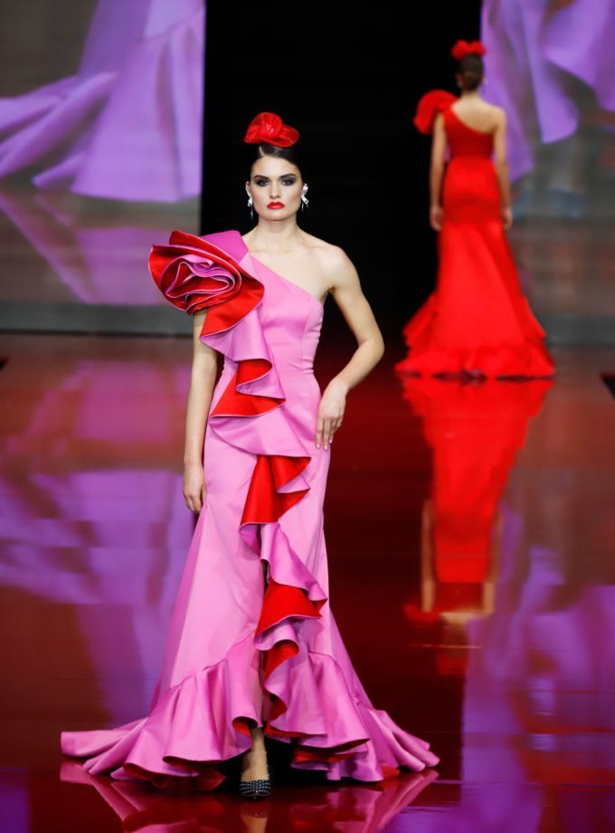 Vestido de flamenca cola con volante de capote