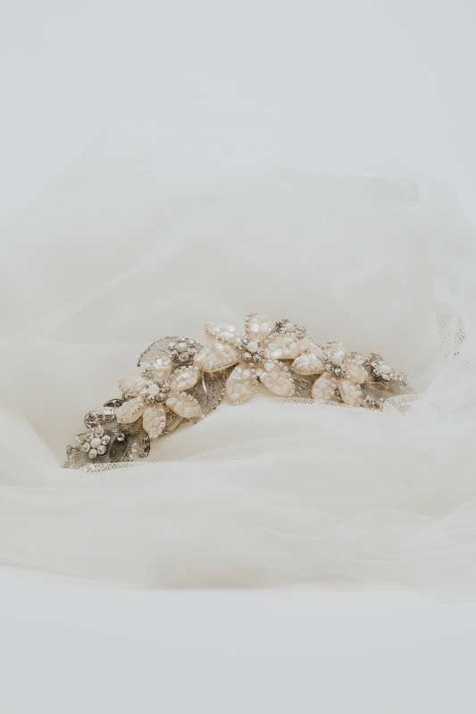 Tocado novia plata y n&aacute;car