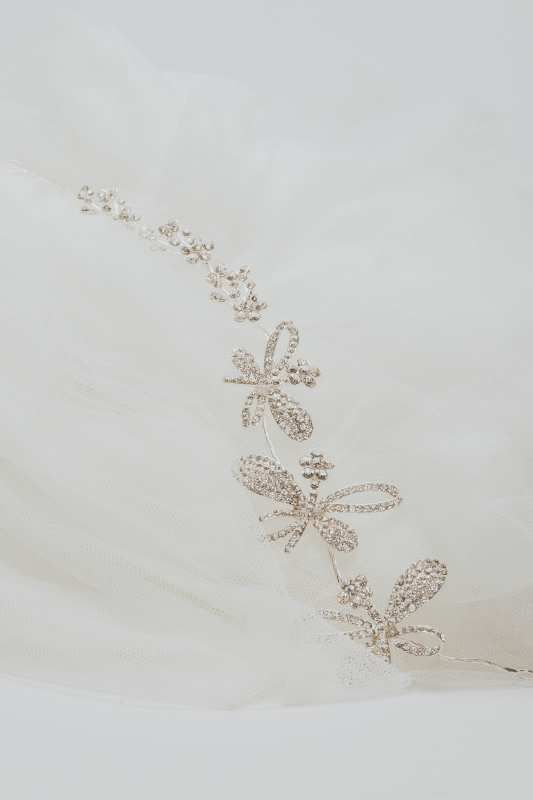 Tocado flexible asimétrico