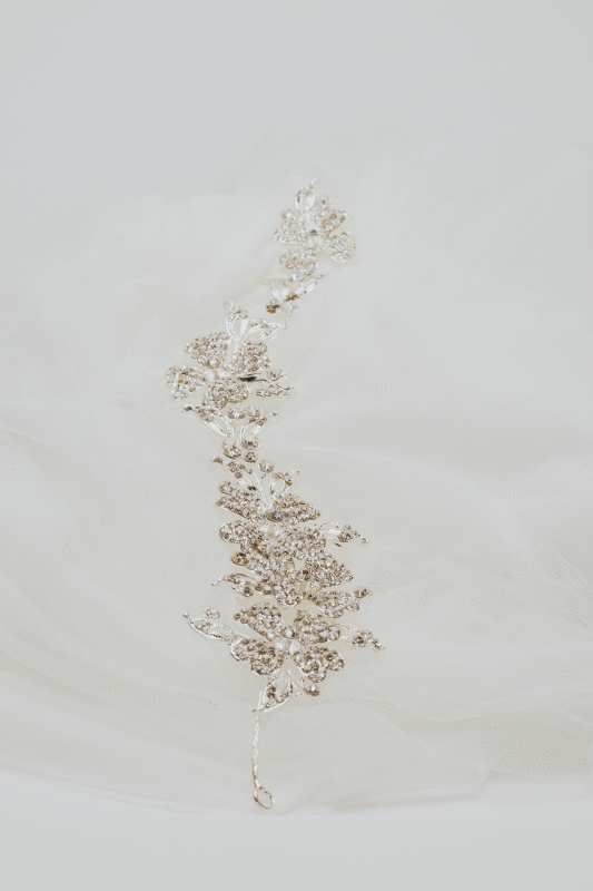 Tocado flexible asimétrico hojas