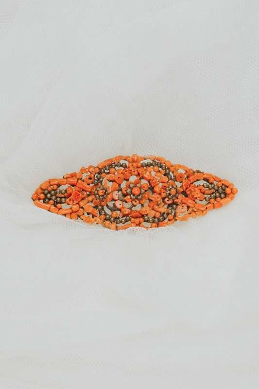 Broche mantilla corales