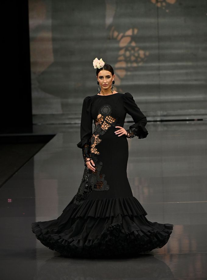 Vestido negro encaje lateral