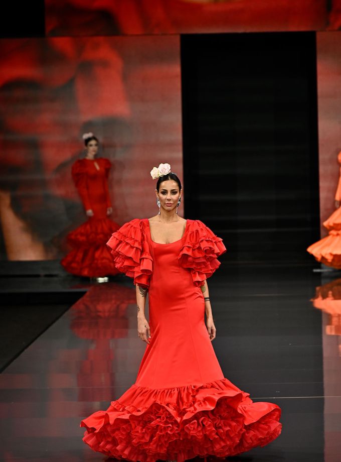 Vestido rojo mangas capa