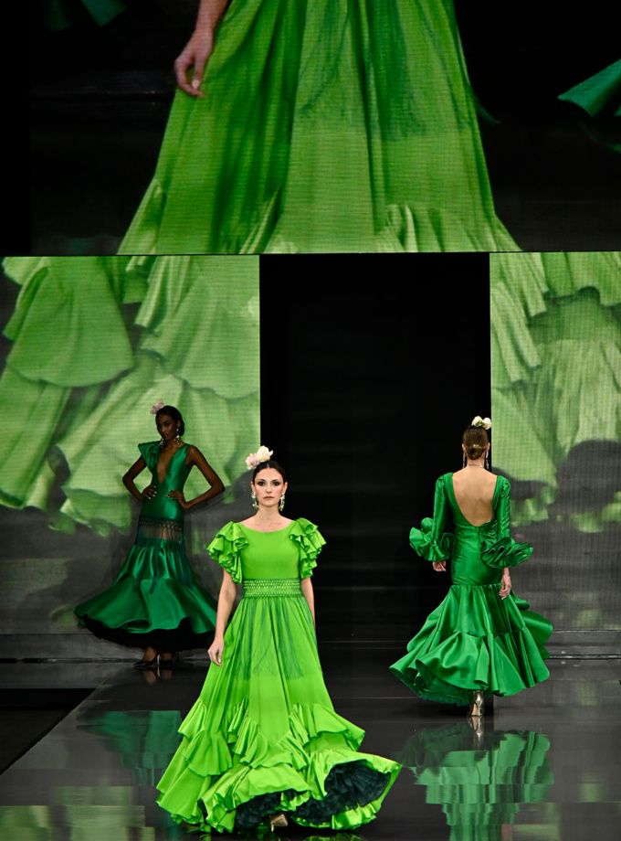 Vestido verde falda capa corte cintura