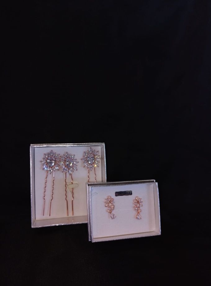 Pendientes y encajes florales brillantes