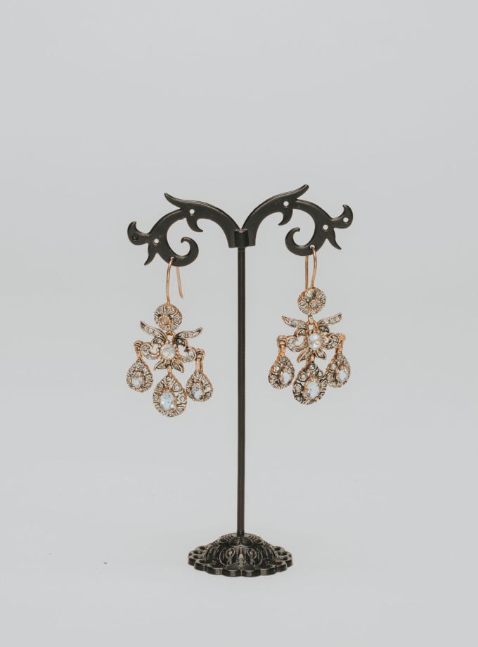 Pendientes dorados con motivos brillantes