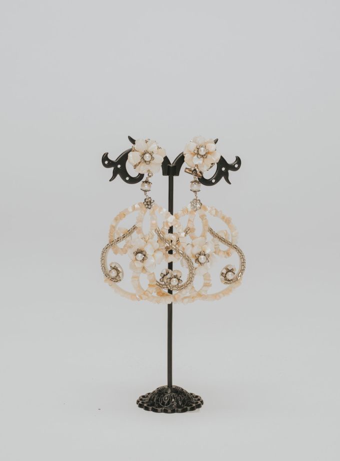 Pendientes dorados con perlas y flores