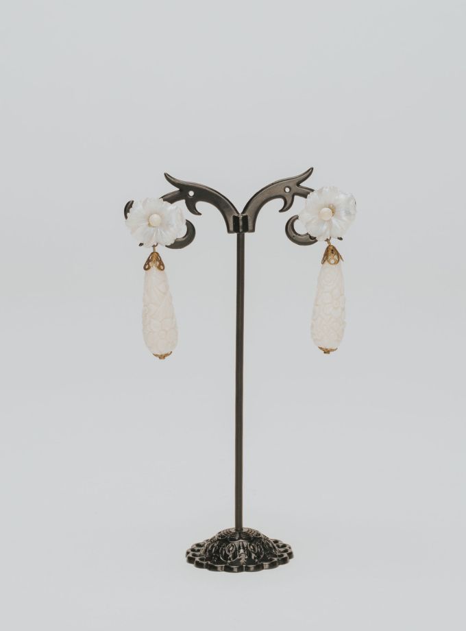 Pendientes lágrima flor blanca