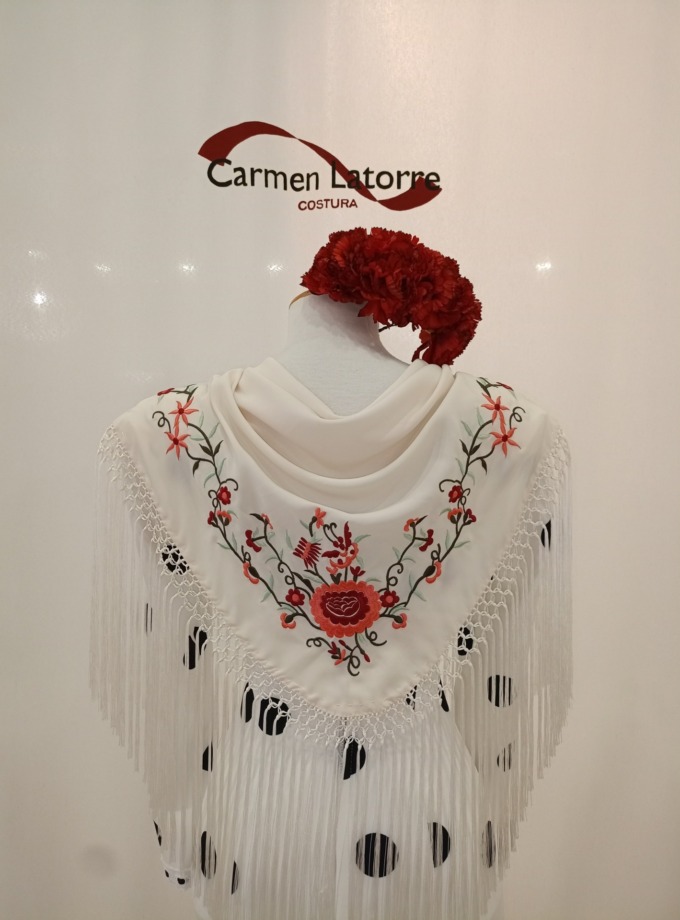 Mantoncillo de señora bordado crudo