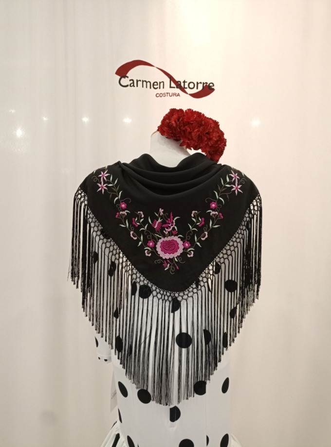 Mantoncillo de señora bordado negro