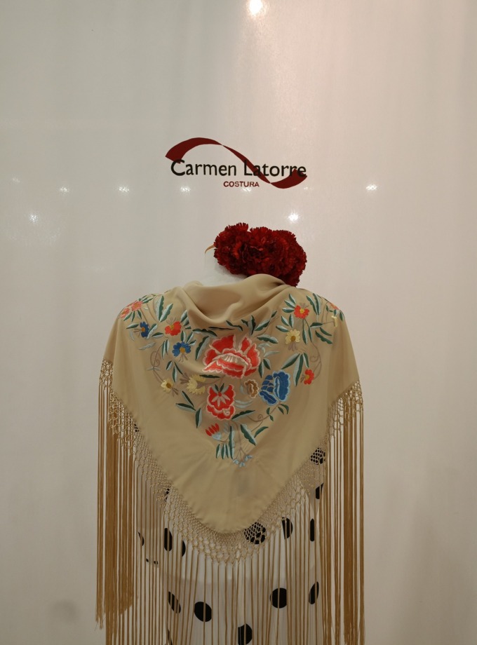 Mantoncillo de señora bordado camel