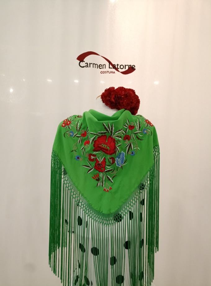 Mantoncillo de señora bordado verde