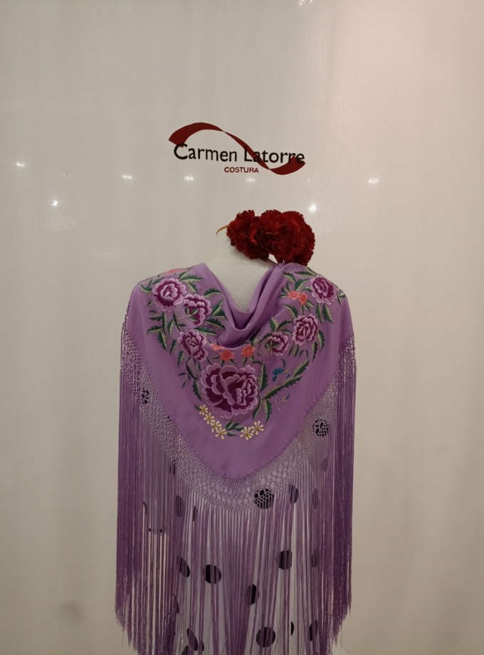 Mantoncillo de señora bordado malva