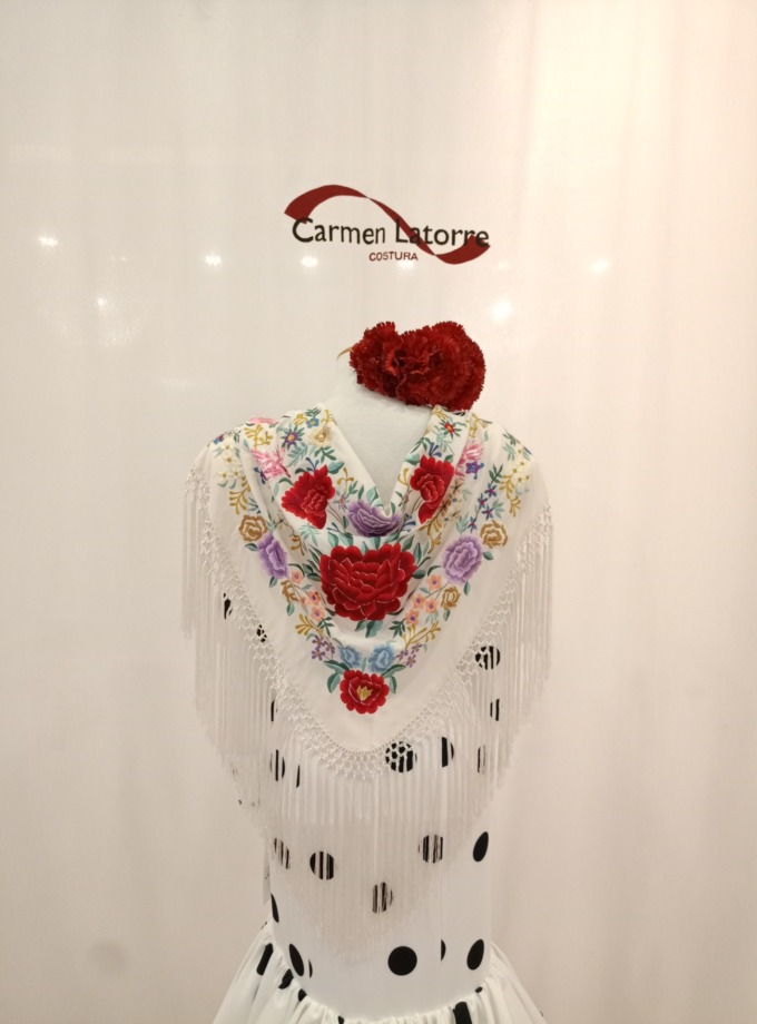 Mantoncillo de señora bordado crudo