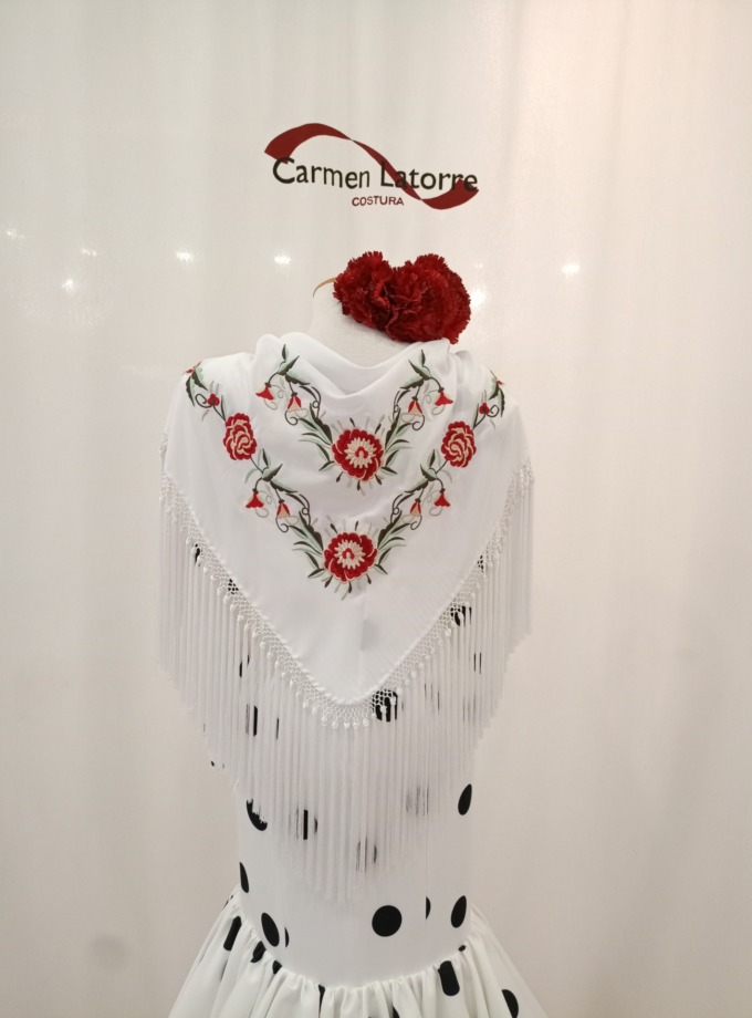 Mantoncillo de señora bordado blanco