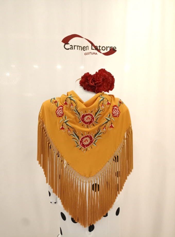 Mantoncillo de señora bordado mostaza