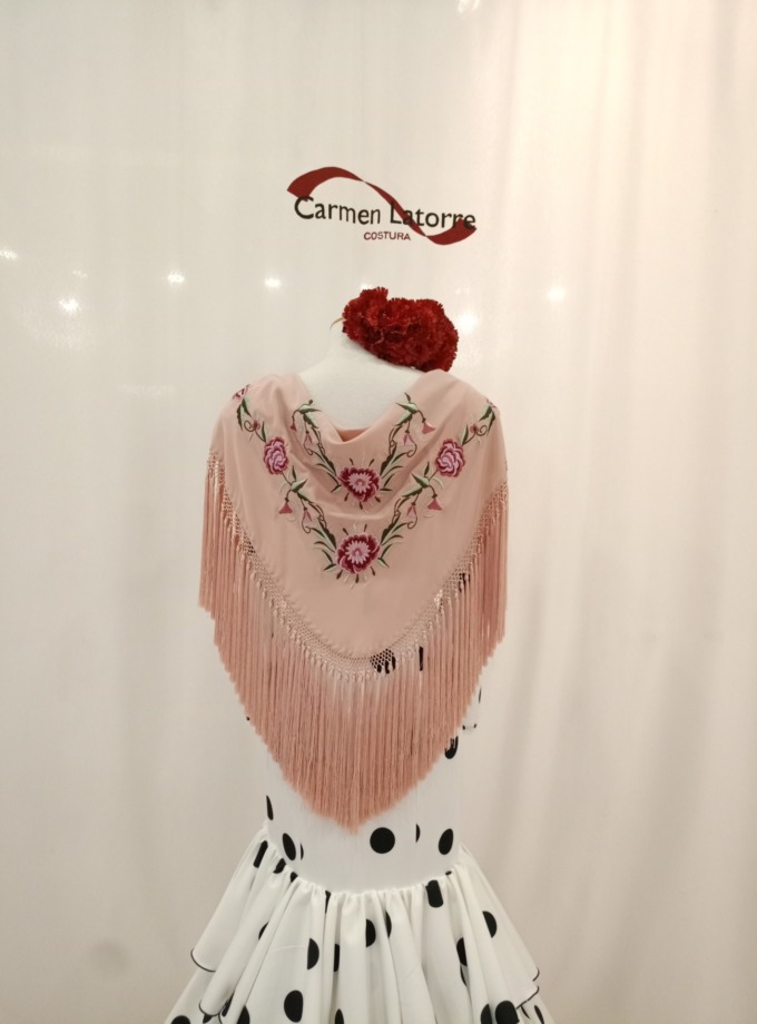 Mantoncillo de señora bordado rosa bebe