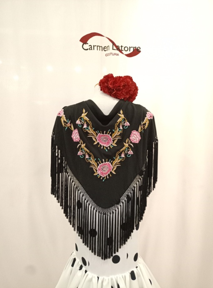 Mantoncillo de señora bordado negro