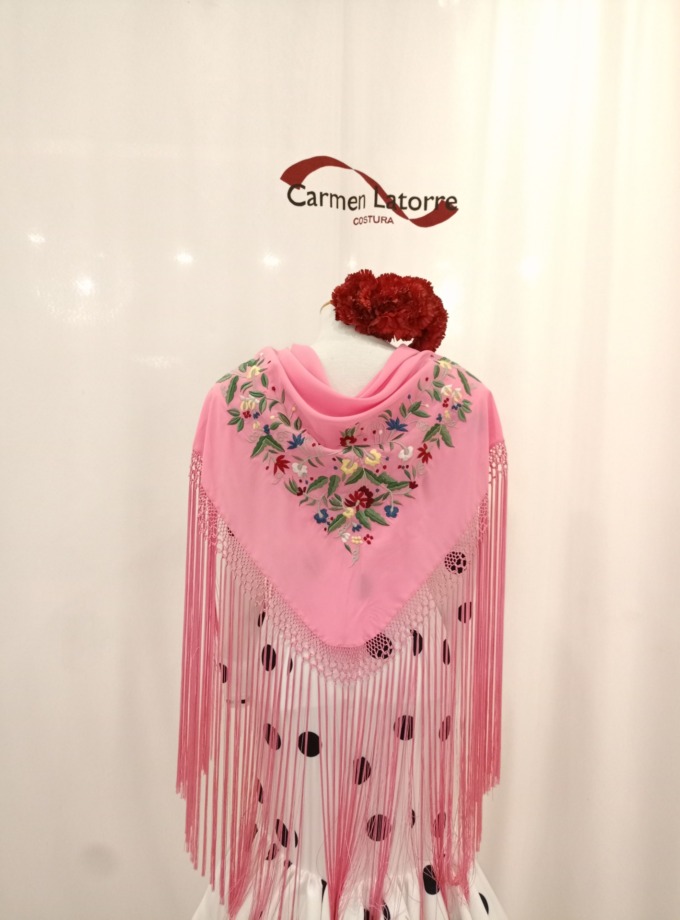 Mantoncillo de señora bordado rosa