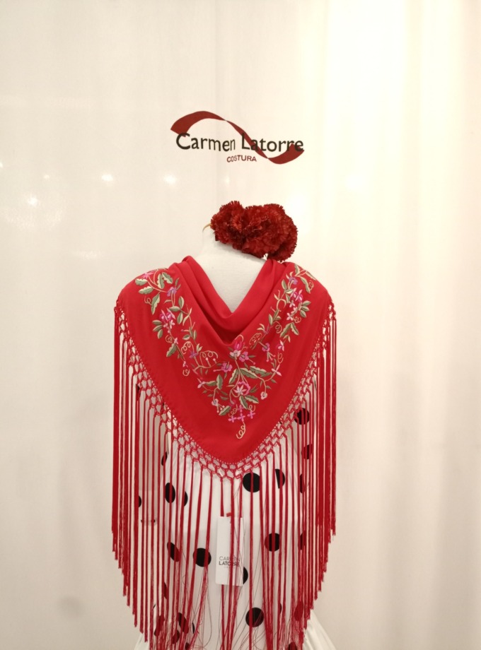 Mantoncillo de señora bordado rojo