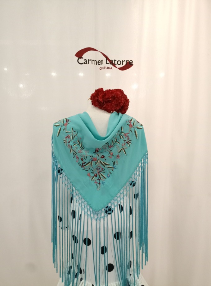 Mantoncillo de señora bordado turquesa
