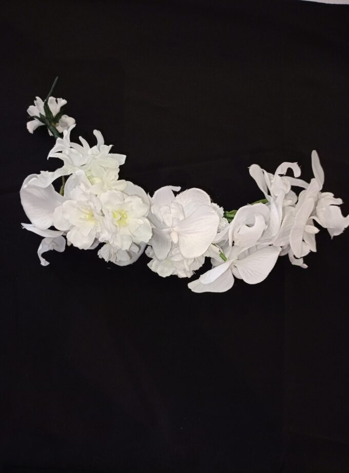 Corona de flores blancas